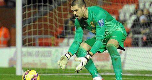 Victor Valdés, en una de sus escasas comparecencias defendiendo la camiseta de los ´reds´. Victor Valdés, en una de sus escasas comparecencias defendiendo la camiseta de los ´reds´.