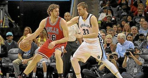Pau y Marc, en un enfrentamiento directo en la NBA. Pau y Marc, en un enfrentamiento directo en la NBA.