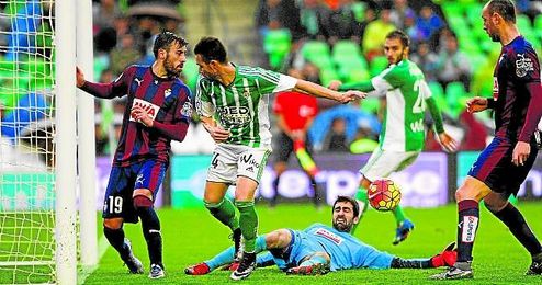 Los verdiblancos se quedaron sin marcar en el Villamarín ante Atlético, Sevilla y Eibar. Los verdiblancos se quedaron sin marcar en el Villamarín ante Atlético, Sevilla y Eibar.