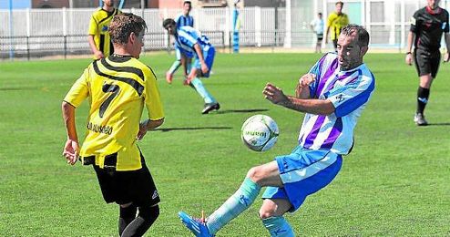 El blanquiazul Sergio Hita, en la imagen ante el Mosqueo, dio la victoria con su gol ante el Cerro (3-2). El blanquiazul Sergio Hita, en la imagen ante el Mosqueo, dio la victoria con su gol ante el Cerro (3-2).