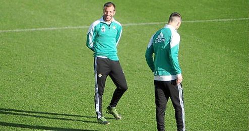 Van der Vaart y Van Wolfswinkel no estarán ante el Madrid por decisión técnica. Van der Vaart y Van Wolfswinkel no estarán ante el Madrid por decisión técnica.