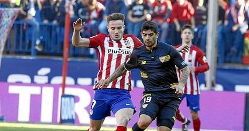 Banega pugna un balón con Saúl durante el encuentro. Banega pugna un balón con Saúl durante el encuentro.