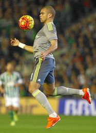 Pepe controla el balón en el partido del Villamarín. Pepe controla el balón en el partido del Villamarín.