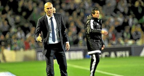 Zidane, en la banda del Benito Villamarín. Zidane, en la banda del Benito Villamarín.