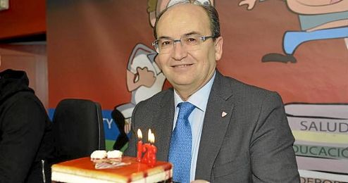El presidente del Sevilla FC, José Castro, con la tarta del centenario del club de Nervión. El presidente del Sevilla FC, José Castro, con la tarta del centenario del club de Nervión.