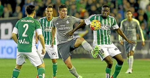 N´Diaye presiona a James en el partido ante el Real Madrid. N´Diaye presiona a James en el partido ante el Real Madrid.