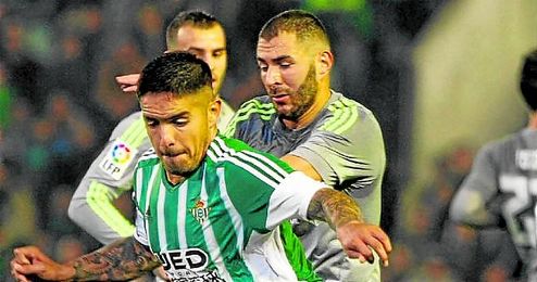 Vargas, con Benzema y Jesé. Vargas, con Benzema y Jesé.