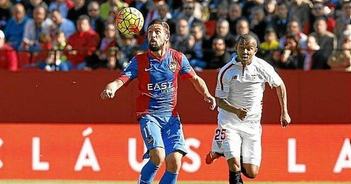 Morales y Mariano, en un lance del Sevilla-Levante. Morales y Mariano, en un lance del Sevilla-Levante.