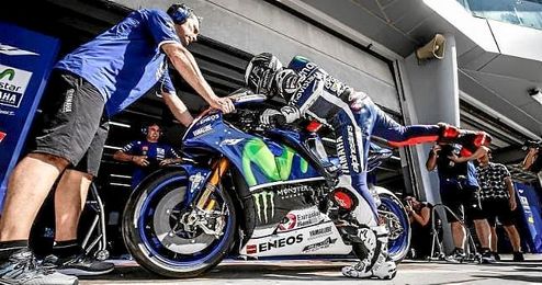 Jorge Lorenzo subiéndose a su moto en el box de Yamaha en Sepang. Jorge Lorenzo subiéndose a su moto en el box de Yamaha en Sepang.