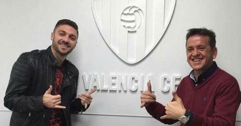 Siqueira ya posa como jugador valencianista Siqueira ya posa como jugador valencianista