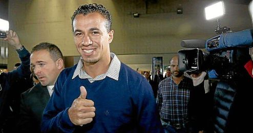 Damiao llegó sonriente a Sevilla pero su futuro sigue en el aire. Damiao llegó sonriente a Sevilla pero su futuro sigue en el aire.
