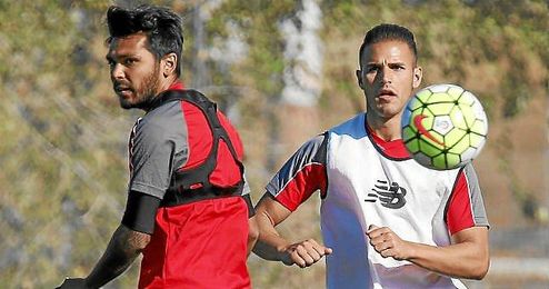 Luismi, junto a Trémoulinas, seguirá entrenando sin ficha. Luismi, junto a Trémoulinas, seguirá entrenando sin ficha.