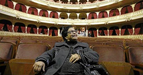 En la imagen, María la ´Hierbabuena´ en el patio de butacas del Teatro Falla. En la imagen, María la ´Hierbabuena´ en el patio de butacas del Teatro Falla.