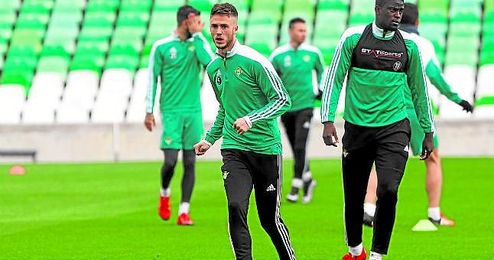 Van Wolfswinkel, que seguirá en el Betis hasta final de curso, reclama más minutos a Merino. Van Wolfswinkel, que seguirá en el Betis hasta final de curso, reclama más minutos a Merino.