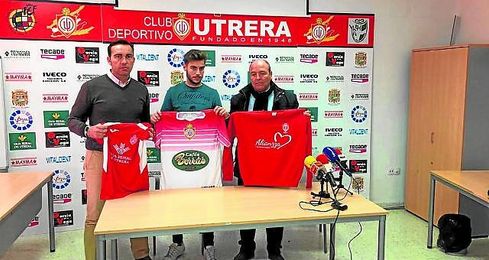 Barrio, en su presentación, junto a Montoya y Joaquín Rodríguez, míster y presidente del Utrera. Barrio, en su presentación, junto a Montoya y Joaquín Rodríguez, míster y presidente del Utrera.