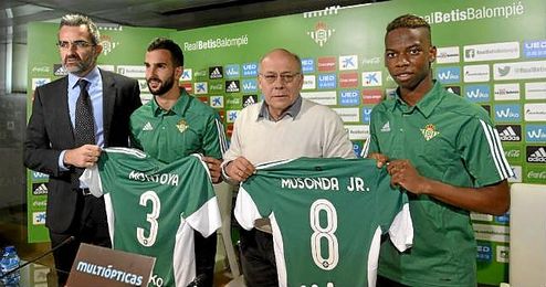 Eduardo Macià, Montoya, Ollero y Musonda en la presentación de los fichajes del Betis. Eduardo Macià, Montoya, Ollero y Musonda en la presentación de los fichajes del Betis.