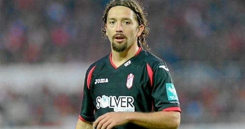 En la imagen, Manuel Iturra con la camisa del Granada. En la imagen, Manuel Iturra con la camisa del Granada.