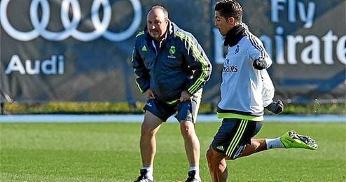 Benítez observa a Cristiano Ronaldo durante un entrenamiento. Benítez observa a Cristiano Ronaldo durante un entrenamiento.