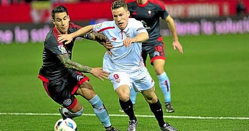 Gameiro disputa un balón en el partido ante el Celta. Gameiro disputa un balón en el partido ante el Celta.