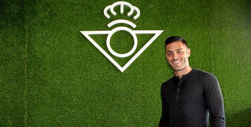 Bruno posa para los medios tras ser renovado por el Real Betis Balompié. Bruno posa para los medios tras ser renovado por el Real Betis Balompié.