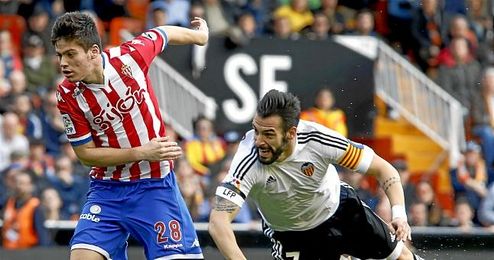 Meré en pugna con Negredo. Meré en pugna con Negredo.