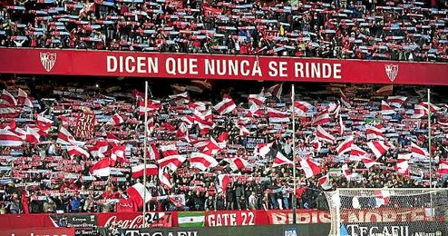 El coliseo sevillista presenta un gran ambiente cada partido. El coliseo sevillista presenta un gran ambiente cada partido.