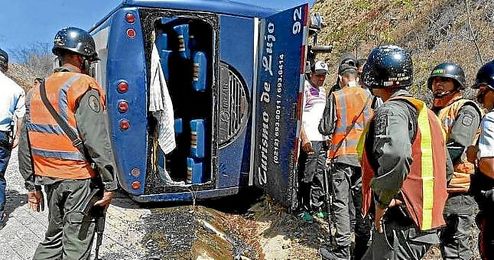 En la imagen, el estado en el que quedó el bus de Huracan tras volcaren Caracas. En la imagen, el estado en el que quedó el bus de Huracan tras volcaren Caracas.