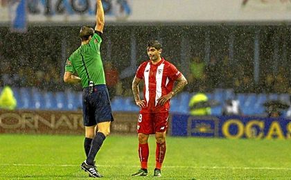 Banega ve la cartulina amarilla en Balaídos. Banega ve la cartulina amarilla en Balaídos.