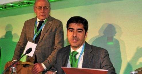 Ángel Haro, presidente del Betis, y su antecesor en el cargo, Juan Carlos Ollero. Ángel Haro, presidente del Betis, y su antecesor en el cargo, Juan Carlos Ollero.