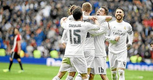 Los jugadores del Real Madrid celebran un gol. Los jugadores del Real Madrid celebran un gol.