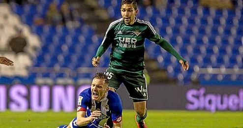 Petros, en un lance del juego con Lucas Pérez. Petros, en un lance del juego con Lucas Pérez.
