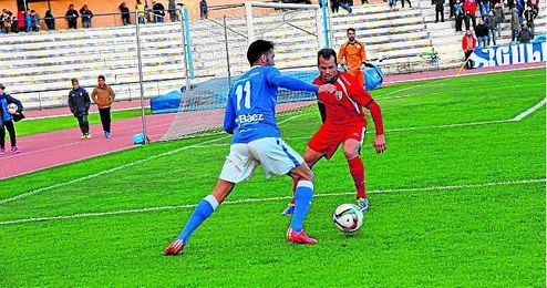 El lateral panadero David Llano intenta detener la jugada del isleño Dani Martínez en el duelo de ayer. El lateral panadero David Llano intenta detener la jugada del isleño Dani Martínez en el duelo de ayer.