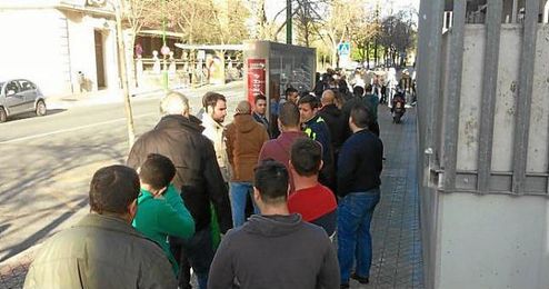 Imagen de las colas formadas alrededor del estadio. Imagen de las colas formadas alrededor del estadio.