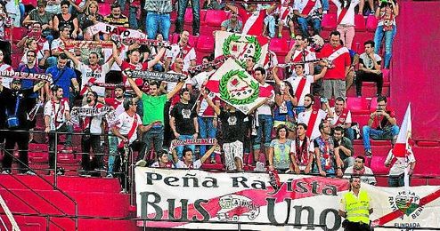 Imagen de la afición rayista en el Pizjuán, en el partido de la primera vuelta; sin incidentes. Imagen de la afición rayista en el Pizjuán, en el partido de la primera vuelta; sin incidentes.