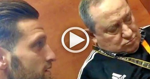 (VÍDEO) El 'aburrimiento' de Españeta en la segunda parte en Mestalla (VÍDEO) El 'aburrimiento' de Españeta en la segunda parte en Mestalla