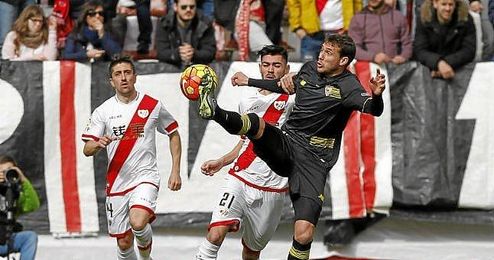 Cristóforo pugna por un balón en Vallecas. Cristóforo pugna por un balón en Vallecas.