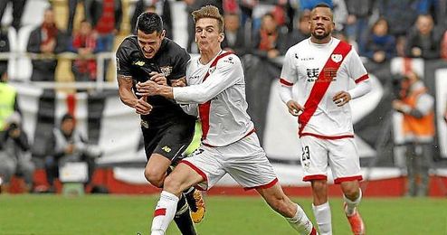 Llorente comete falta sobre Vitolo en un lance del partido. Llorente comete falta sobre Vitolo en un lance del partido.
