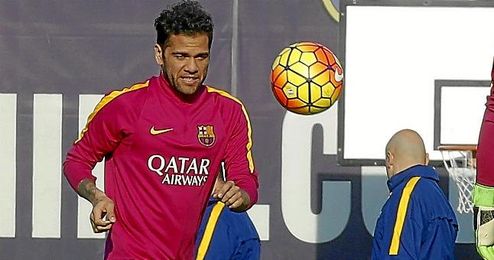 Dani Alves durante un entrenamiento Dani Alves durante un entrenamiento