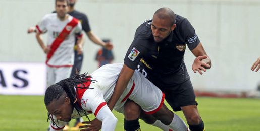 Manucho y N´Zonzi, disputando la pelota. Manucho y N´Zonzi, disputando la pelota.