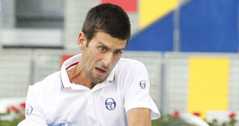 En la imagen, Djokovic golpeando la bola. En la imagen, Djokovic golpeando la bola.