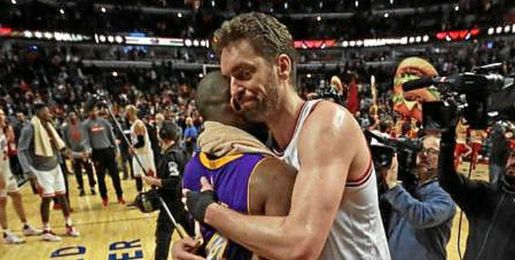 Abrazo entre Kobe Bryant y Pau Gasol. Abrazo entre Kobe Bryant y Pau Gasol.