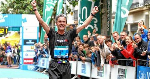 En la imagen, el vitoriano Martín Fiz celebrando la victoria de una maratón. En la imagen, el vitoriano Martín Fiz celebrando la victoria de una maratón.