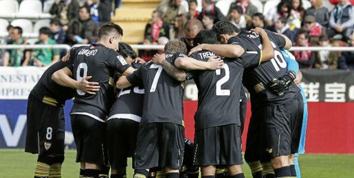 El vestuario del Sevilla hace piña de cara al objetivo de la cuarta plaza. El vestuario del Sevilla hace piña de cara al objetivo de la cuarta plaza.