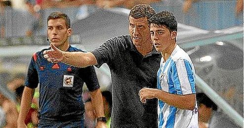 Fornals recibiendo órdenes de Javi Gracia. Fornals recibiendo órdenes de Javi Gracia.