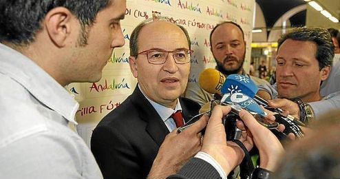 José Castro atiende a los medios en el aeropuerto de San Pablo. José Castro atiende a los medios en el aeropuerto de San Pablo.