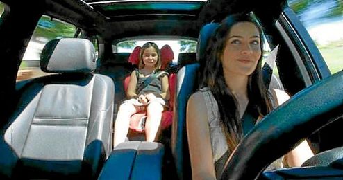 Un 38% de las mujeres admite ser más cauta al volante con sus hijos. Un 38% de las mujeres admite ser más cauta al volante con sus hijos.