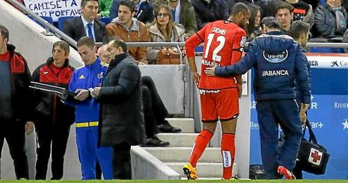 Sidnei Rechel, retirándose del terreno de juego de Cornellá-El Prat por la lesión en el cuádriceps. Sidnei Rechel, retirándose del terreno de juego de Cornellá-El Prat por la lesión en el cuádriceps.