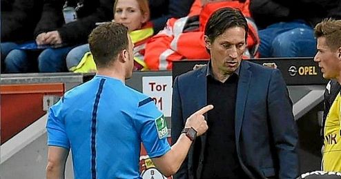 En la imagen, Roger Schmidt siendo expulsado por el colegiado Feliz Zwayer. En la imagen, Roger Schmidt siendo expulsado por el colegiado Feliz Zwayer.