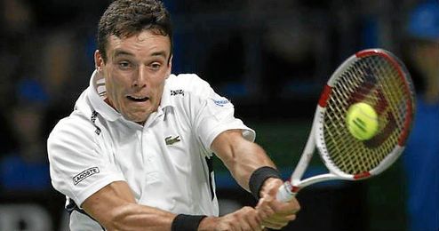 El tenista español Roberto Bautista, restando una bola. El tenista español Roberto Bautista, restando una bola.