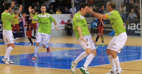 Los jugadores del Palma Futsal celebran el triunfo. Los jugadores del Palma Futsal celebran el triunfo.